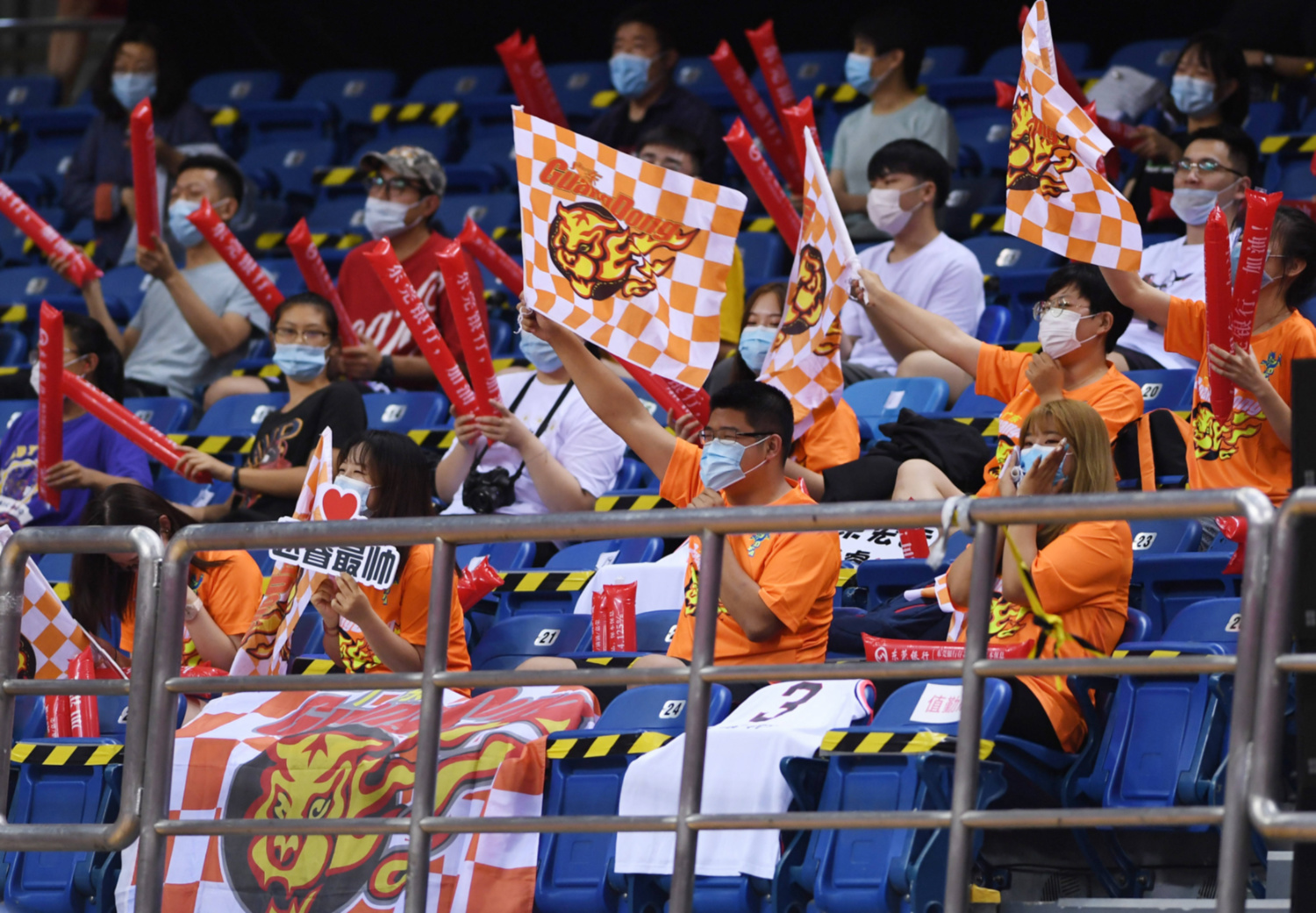 江苏队鏖战广东队,易建联状态火热 江苏队鏖战广东队,易建联状态火热