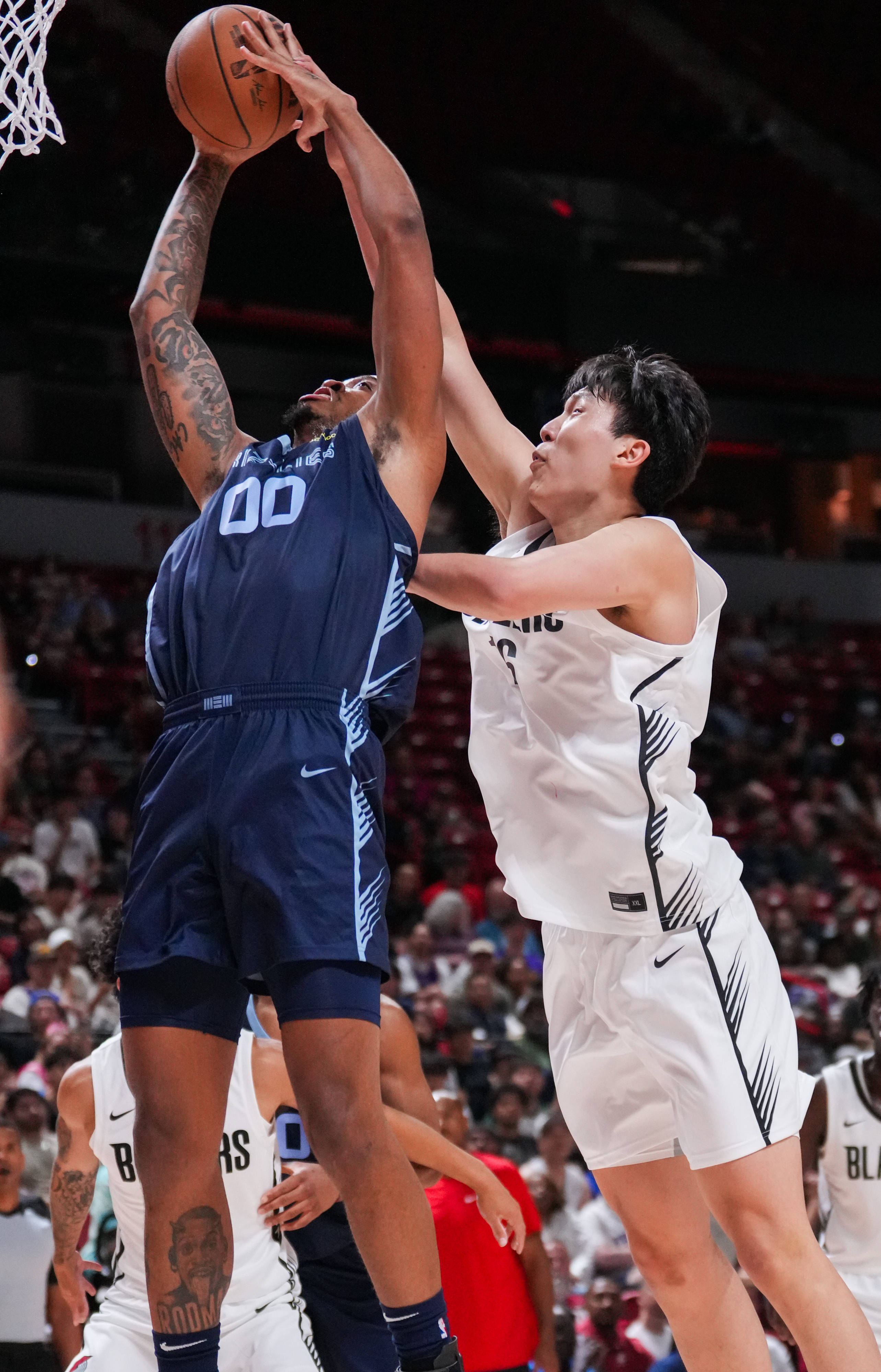 火箭横扫灰熊,布克带队取胜 火箭横扫灰熊,布克带队取胜