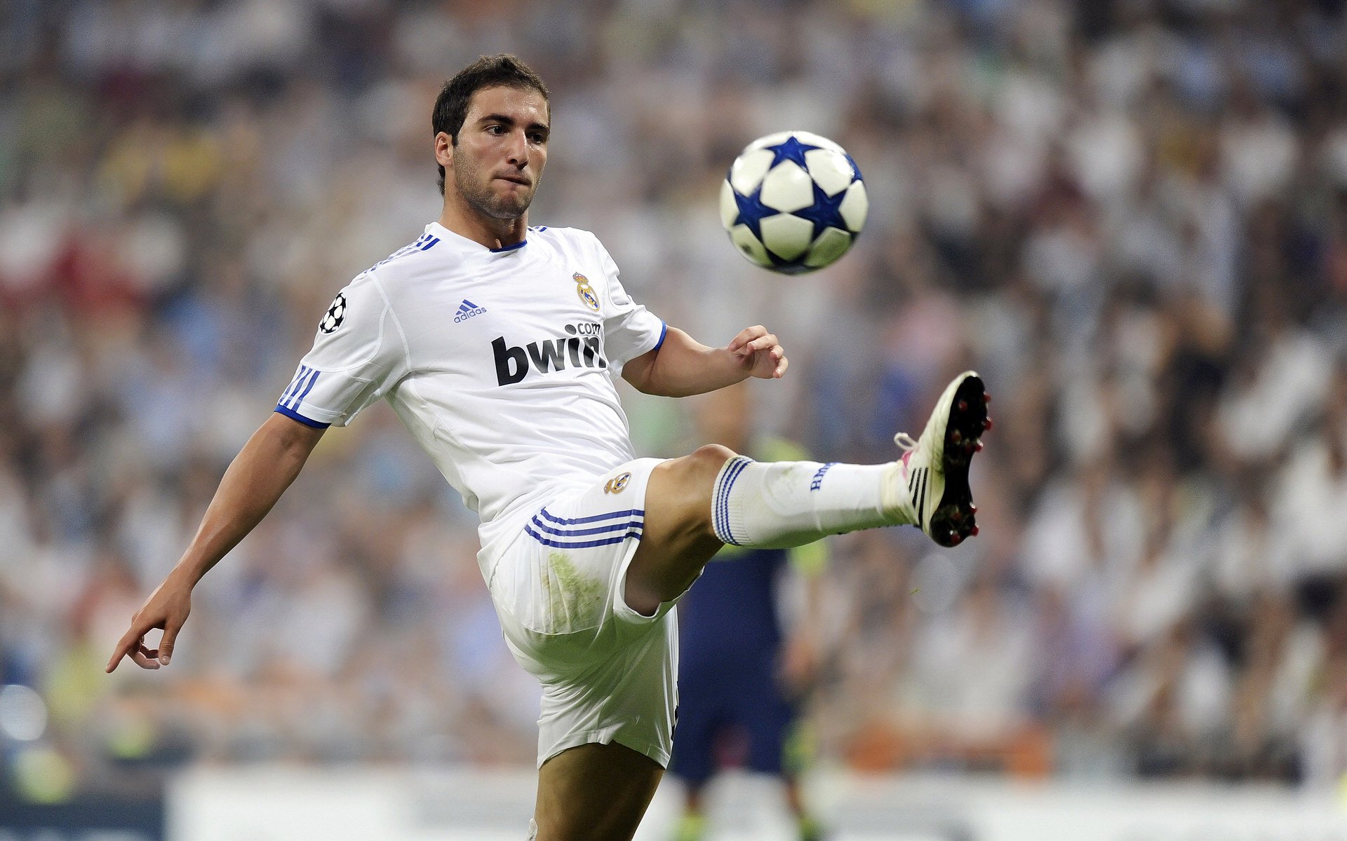 雷恩对阵乌克兰，阿圭罗的教科书，如何照亮足球的暗夜